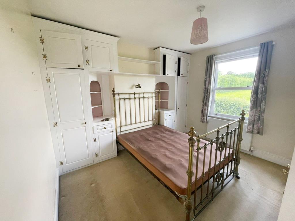 Lot: 70 - SEMI-DETACHED HOUSE FOR IMPROVEMENT - Bedroom 1